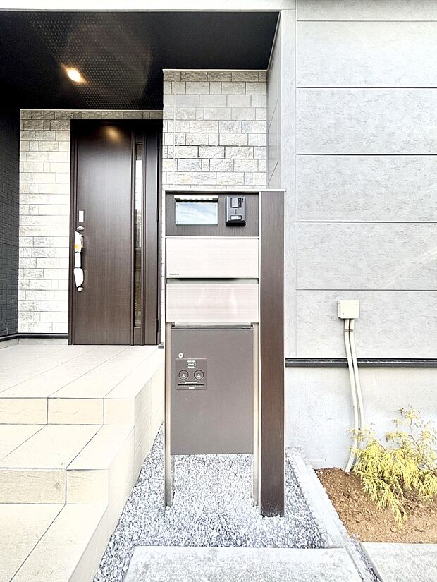 【その他現地】表札・インターホン・ポスト・宅配ＢＯＸをひとつに集約。エントランスになじむシンプルデザイン。