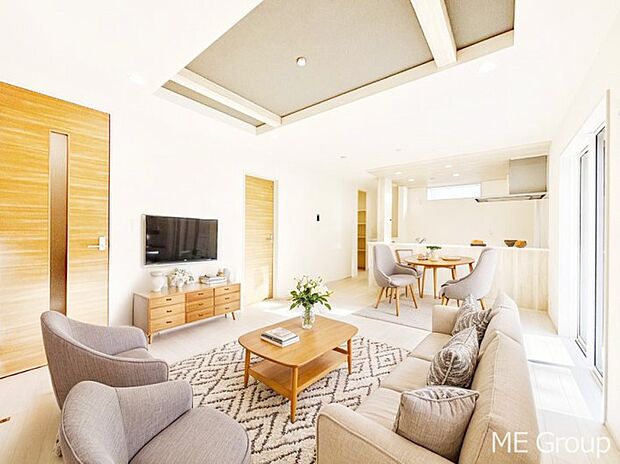 【リビング】折上天井がＬＤＫに開放感をプラス！家族みんながゆったり寛げます　※家具はCGです