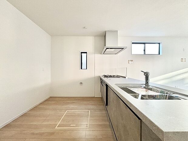 【ダイニングキッチン】爽やかな風が通り抜けるキッチン。窓があるので明るく換気にも役立ちます。