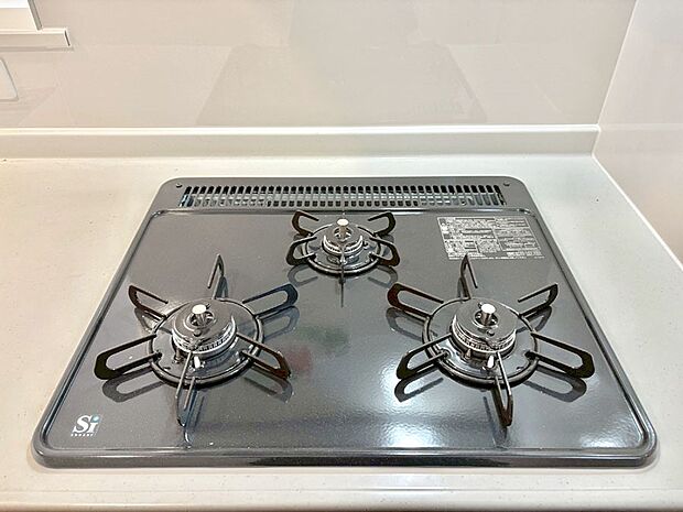 【その他設備(Siセンサーコンロ)】ガスコンロはSiセンサー搭載。火力調節や焦げ付き・消し忘れも防いでくれます。