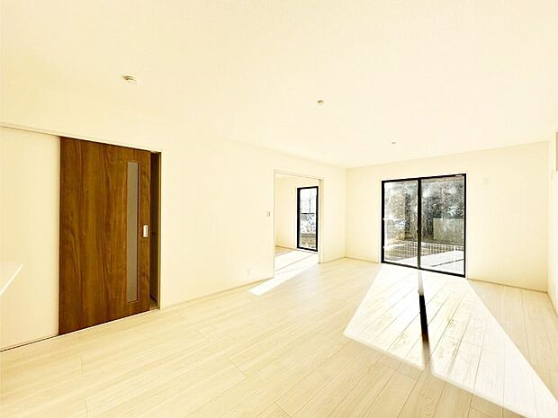 【ダイニング】隣接の和室を開放すればさらに広々空間に