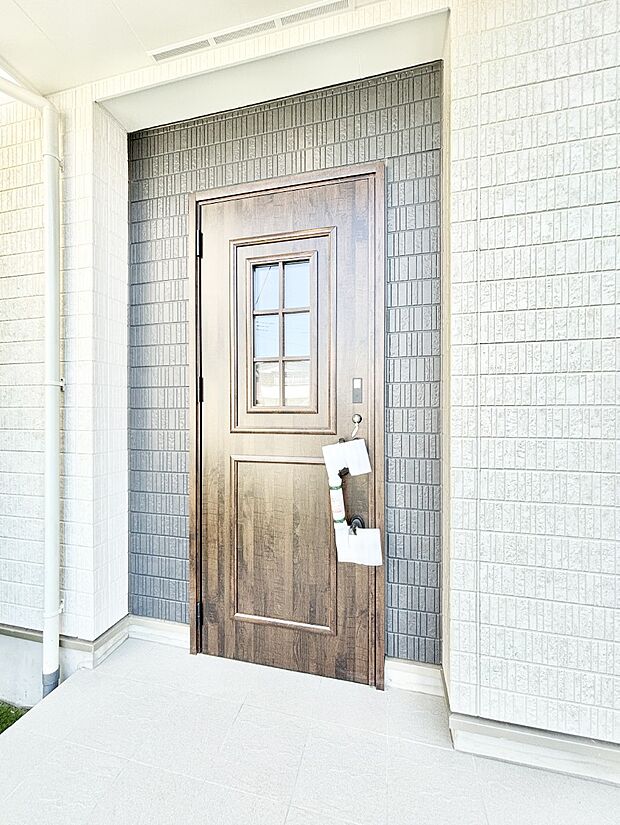 【玄関】玄関前は雨が降っても濡れにくい屋根付き