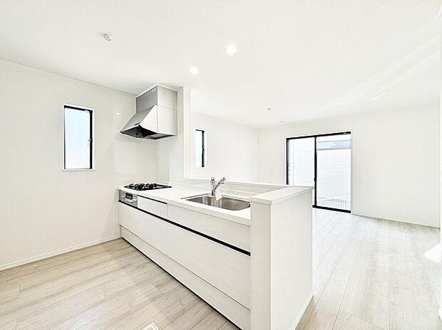 【ダイニングキッチン】料理をしながらご家族との会話を楽しめる対面カウンターキッチン