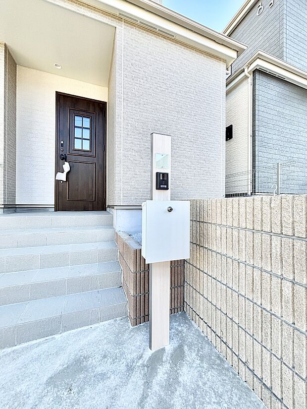 【その他現地】シンプルデザインのポスト。