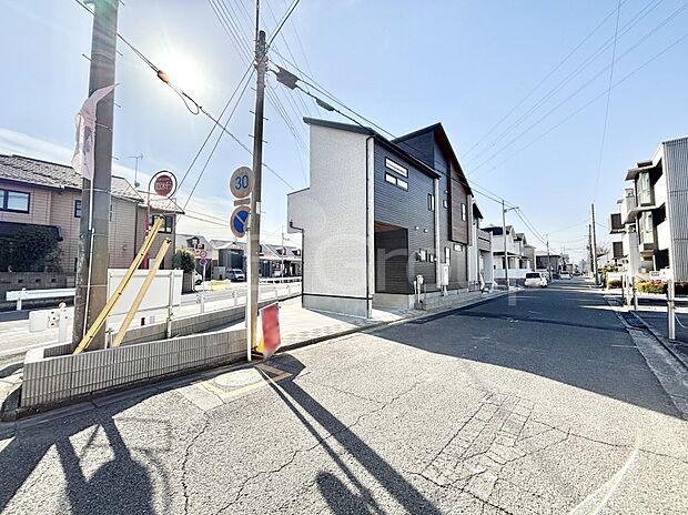 【前面道路含む現地写真】角地なので日当たりも良く、お家が堂々として見えます。