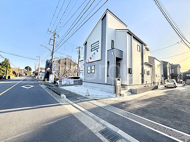 【前面道路含む現地写真】角地なので日当たりも良く、お家が堂々として見えます。