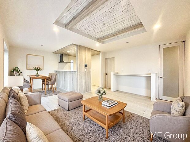 【リビング】ご家族の賑やかな話し声で包まれる明るいリビング  ※家具はCGです