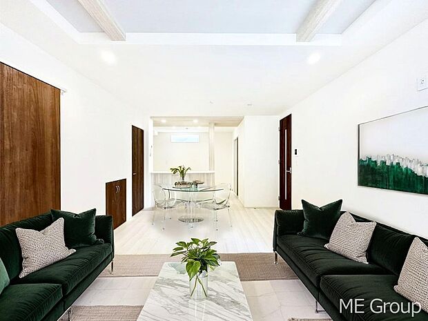 【リビング】お洒落で開放感のある折り上げ天井を採用したリビング　※家具はCGです