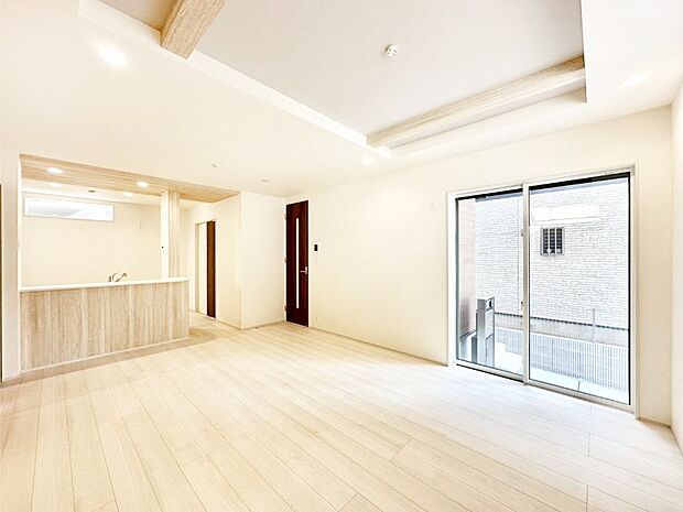 【ダイニング】明るい陽光が注ぎ、寛ぎの雰囲気に満たされるダイニング。