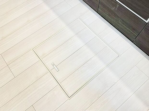 【その他設備(床下収納)】床下収納付き！日用品・非常用品の収納にも大活躍。