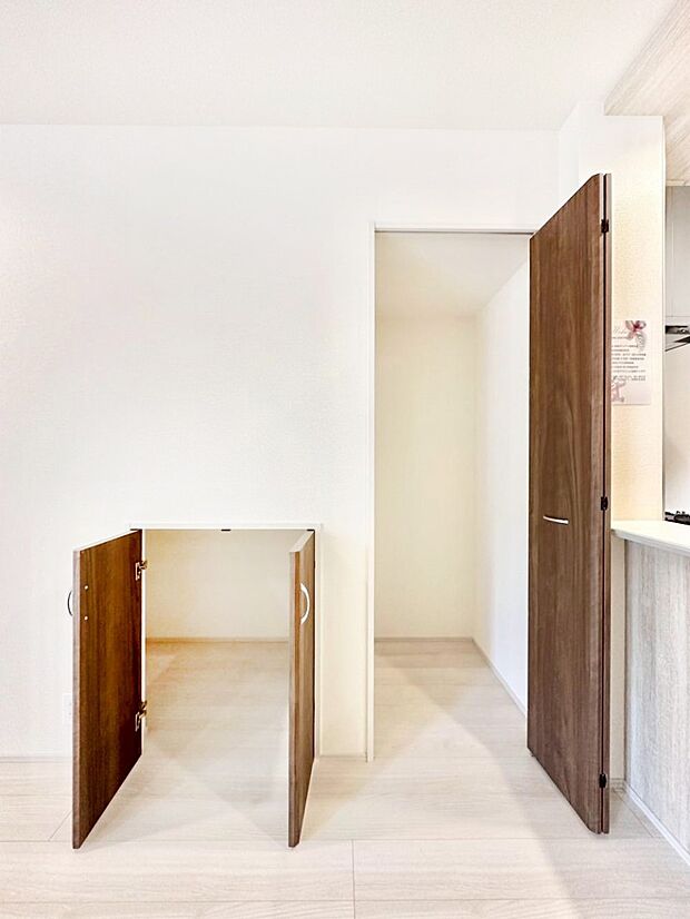 【その他設備(リビング収納)】リビング収納。ここに収納があると物が集まるLDKがスッキリ片付きそうですね。  