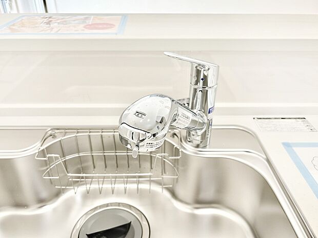 【その他設備(浄水器)】いつでも清潔なおいしいお水を。一つの水栓で水道水と浄水を使い分け。