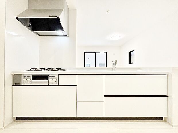【キッチン】システムキッチンはシンプルでスッキリした飽きの来ないデザインなので永く使えそう!