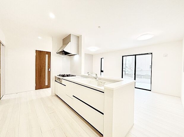 【ダイニングキッチン】お子さまもついついお手伝い!回遊性の高いアイランド風キッチンで家事も捗ります。