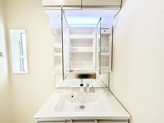 【その他設備(三面鏡裏収納)】三面鏡の裏に、化粧品や衛生用品などを収納可能。洗面台をすっきりと保ちます！