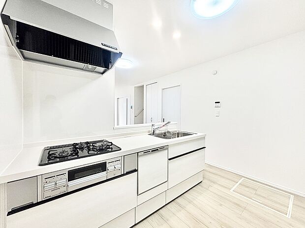 【ダイニングキッチン】ゆとりあるキッチンではご家族と楽しくお料理ができます。