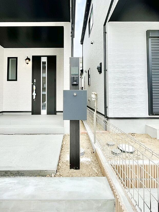 【その他現地】シンプルデザインのポスト。