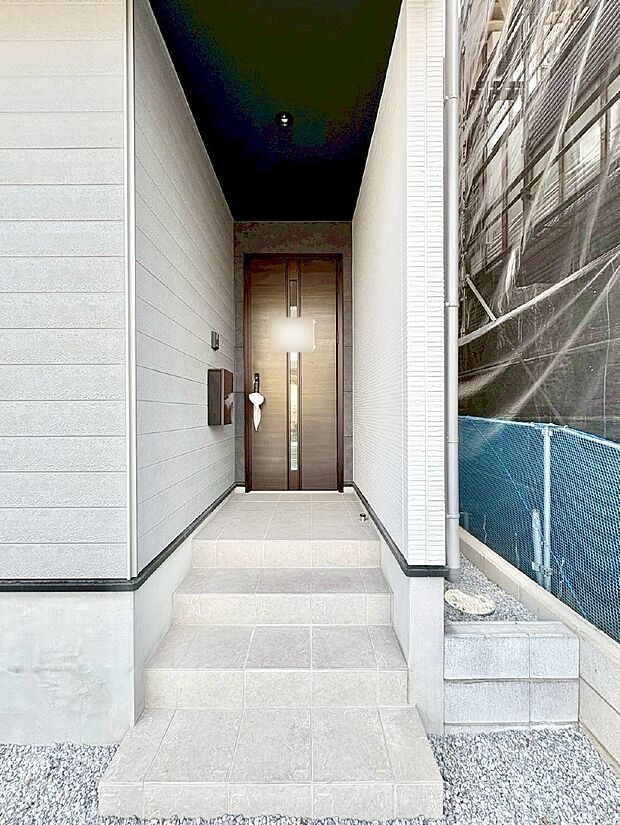 【玄関】玄関前は雨が降っても濡れにくい屋根付き