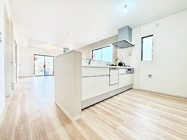 【ダイニングキッチン】料理をしながらご家族との会話を楽しめる対面カウンターキッチン