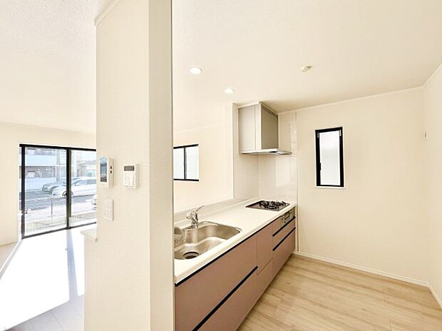 【ダイニングキッチン】爽やかな風が通り抜けるキッチン。窓があるので明るく換気にも役立ちます。