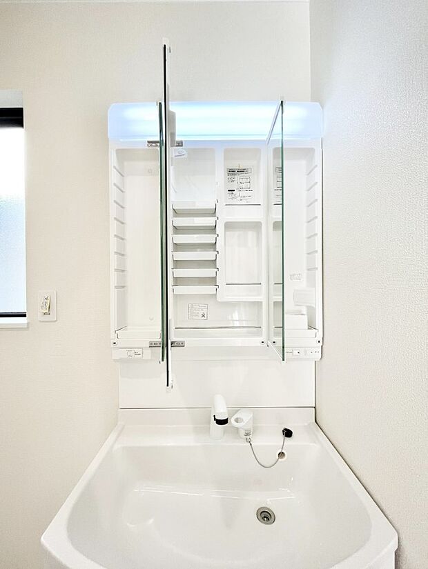 【その他設備(三面鏡裏収納)】三面鏡の裏に、化粧品や衛生用品などを収納可能。洗面台をすっきりと保ちます!