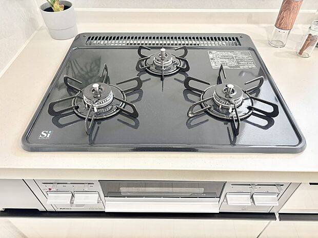 【その他設備(Siセンサーコンロ)】ガスコンロはSiセンサー搭載。火力調節や焦げ付き・消し忘れも防いでくれます。