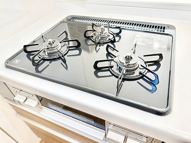 【その他設備(ガスコンロ)】三口ガスコンロでお料理が一気にはかどりそう  