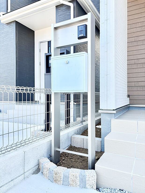 【その他現地】シンプルなデザインのポスト