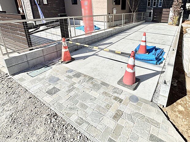 【駐車場】2台(車種による)駐車可!ご家族みんなの自転車も置ける広々カースペース。