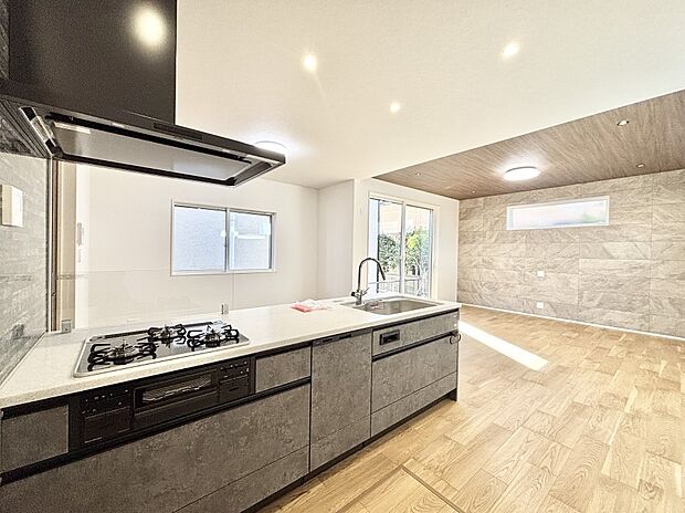 【ダイニングキッチン】毎日使うキッチンだから、使いやすさ&お手入れのしやすさにこだわりました。