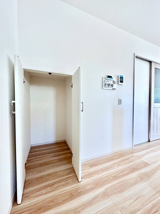 【その他設備(パントリー)】キッチンにはパントリー!食材のストックはもちろん、日用品の収納など使い方はいろいろ!