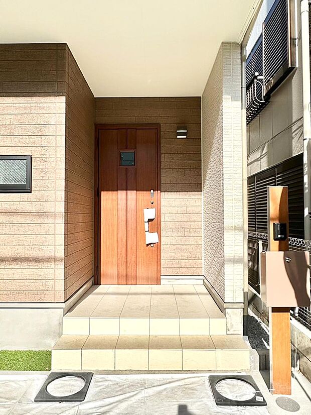 【玄関】大切な家族、来客を出迎える玄関。