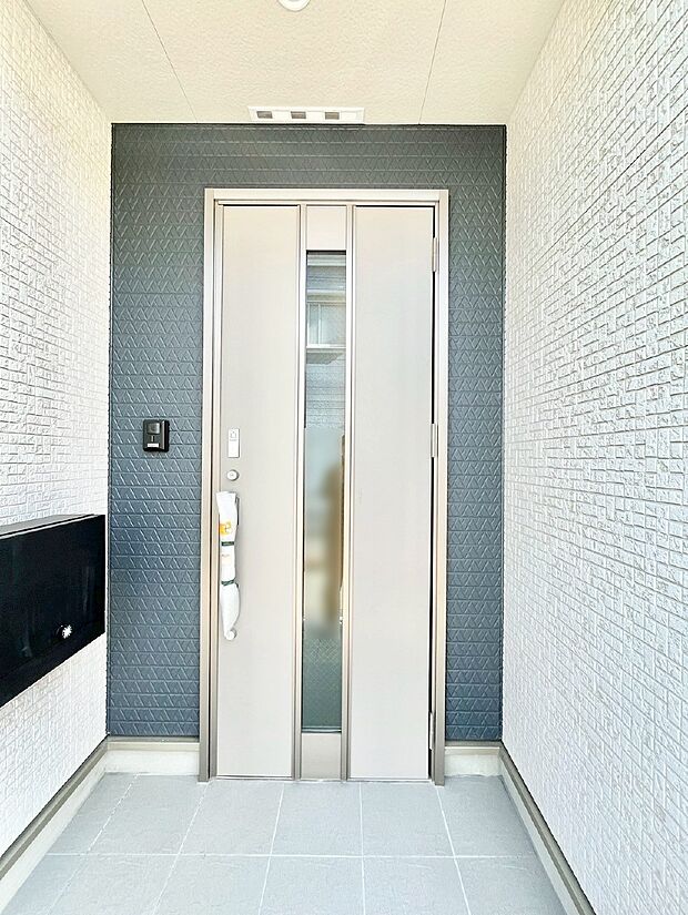 【玄関】玄関前は雨が降っても濡れにくい屋根付き