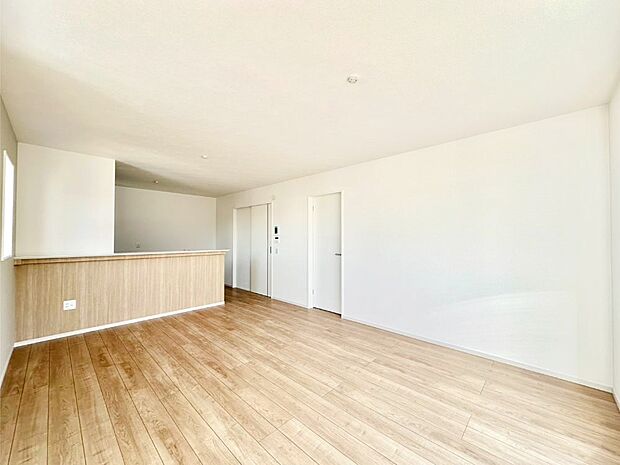 【リビングダイニング】明るい陽光が注ぎ、寛ぎの雰囲気に満たされるリビング・ダイニング。