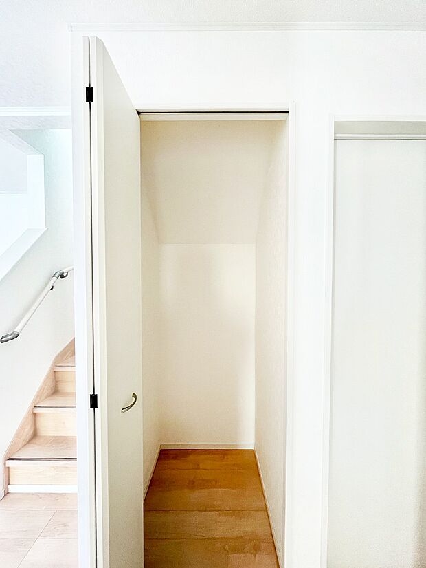 【その他設備(キッチン横収納)】食材のストックはもちろん、日用品の収納など使い方はいろいろ