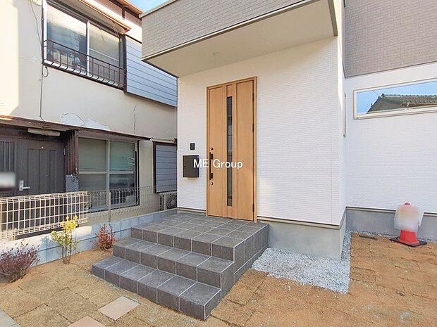 【玄関】大切な家族、来客を出迎える玄関。玄関前は屋根付きで雨が降っていても濡れにくいです。 