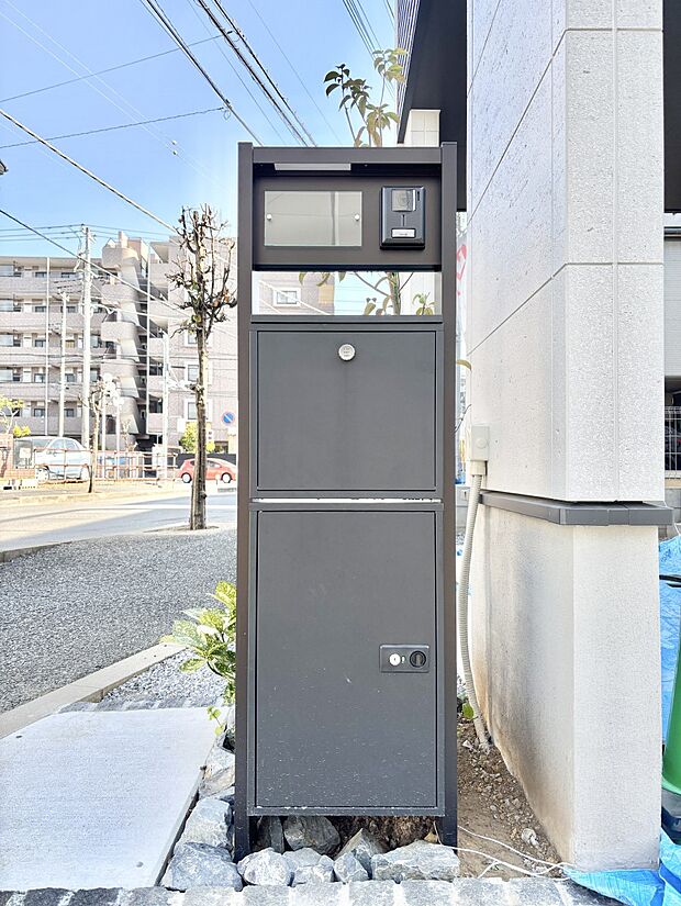 【その他現地】表札・インターホン・ポストをひとつに集約。エントランスになじむシンプルデザイン。