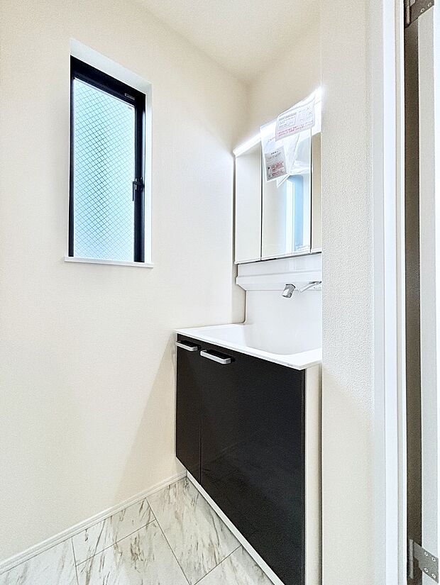 【洗面台・洗面所】三面鏡キャビネット・シャワー付き洗面化粧台で忙しい朝の身支度もスムーズに!