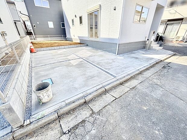 【駐車場】駐車2台可能！急なお客様の駐車に。また、ご家族の自転車スペースとしても大活躍。