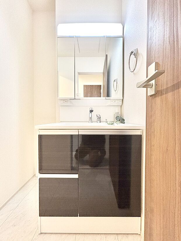 【洗面台・洗面所】大きく見やすい三面鏡で清潔感ある洗面台は、身だしなみチェックや肌のお手入れにおすすめです。