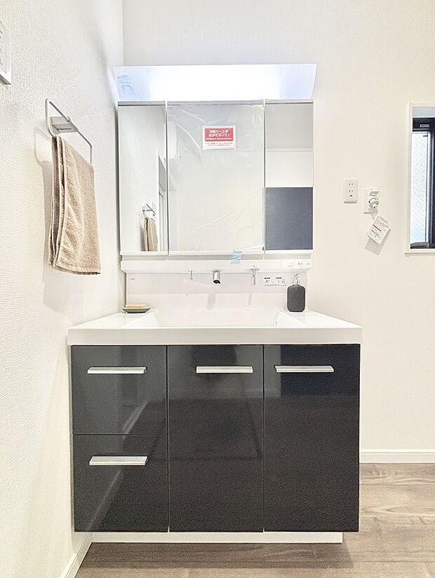 【洗面台・洗面所】大きく見やすい三面鏡で清潔感ある洗面台は、身だしなみチェックや肌のお手入れにおすすめです。