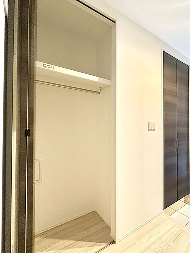 【その他設備(玄関ホール収納)】玄関ホール収納です。掃除道具やお出かけ用グッズの収納に便利です。