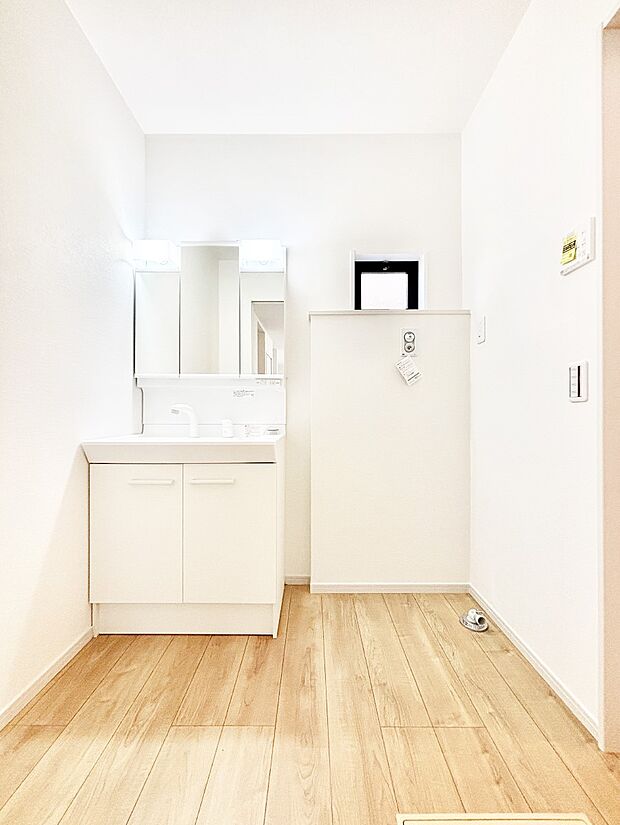 【洗面台・洗面所】スタイリングに便利な三面鏡、ミラーキャビネットで細かい物スッキリ