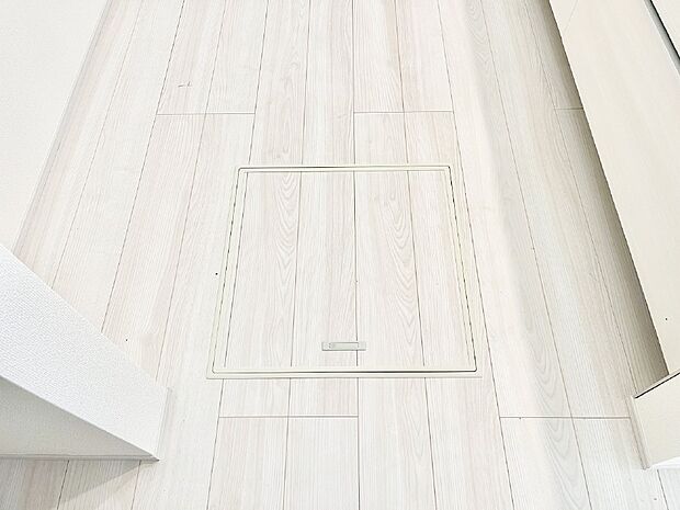 【その他設備(床下収納)】床下収納付き!日用品・非常用品の収納にも大活躍。