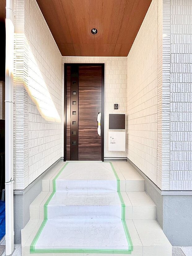 【玄関】大切な家族、来客を出迎える玄関。