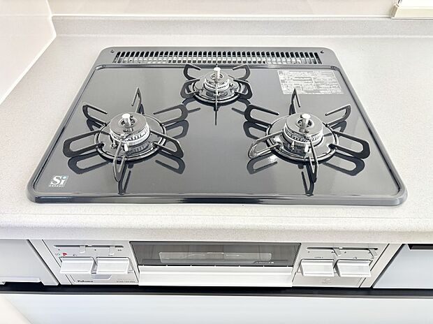 【その他設備(Siセンサーコンロ)】ガスコンロはSiセンサー搭載。火力調節や焦げ付き・消し忘れも防いでくれます。