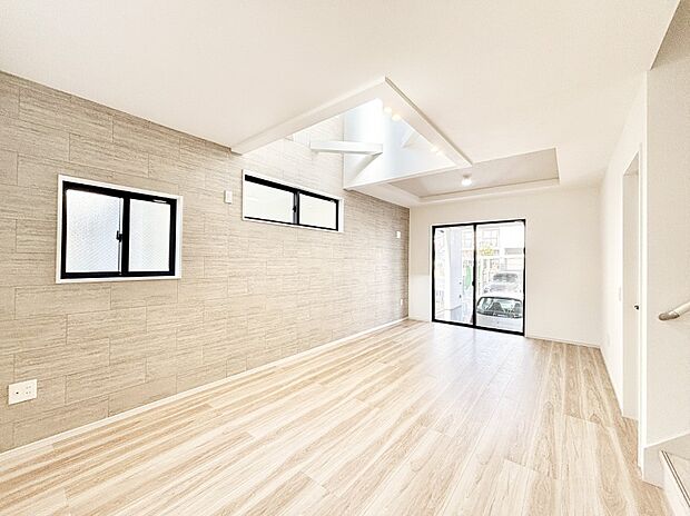 【リビングダイニング】大きな窓からたっぷりの陽光と風を感じられるリビング