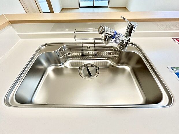 【その他設備(シンク)】広々としたシンクでお料理やお皿洗いもラクラク快適に!