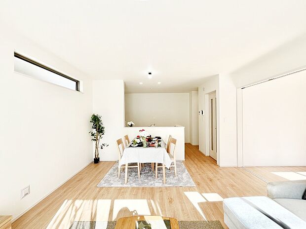 【ダイニング】家族の笑顔が自然と生まれてくる、そんな雰囲気のダイニングに仕上がっています。