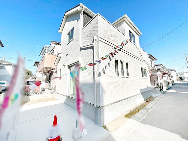 【現地外観写真】暮らしやすさと居心地の良さにこだわったシンプルで飽きのこないデザイン !